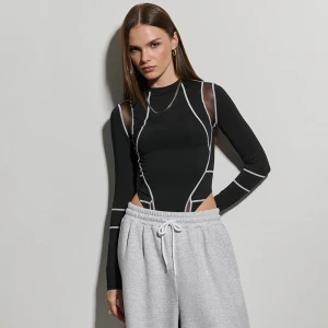 Czarne body z długim rękawem i kontrastowymi przeszyciami House