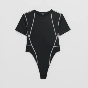 Czarne body z krótkim rękawem i kontrastowymi przeszyciami House