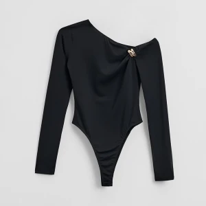 Czarne body z opuszczonym dekoltem i złotym elementem House