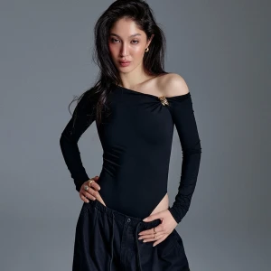 Czarne body z opuszczonym dekoltem i złotym elementem House