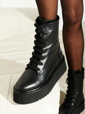 Czarne botki na grubej podeszwie CARINII B10500-E50-000-000-000