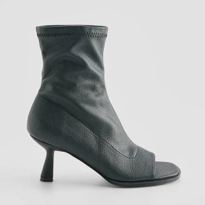 Czarne botki na obcasie z odkrytymi palcami House