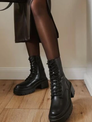 Czarne Botki Typu Workery Vices Platformie z Tłoczeniem i Ozdobą Violowa