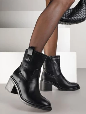 Czarne Botki Vices na Słupku Ozdobione Aplikacją Liter Lorrise