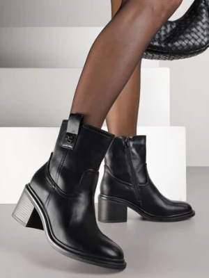 Czarne Botki Vices na Słupku Ozdobione Aplikacją Liter Lorrise