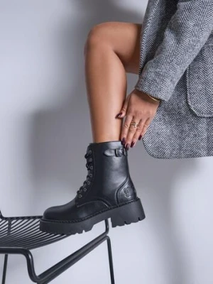 Czarne Botki Workery Vices z Ozdobną Sprzączką przy Cholewce Deosia