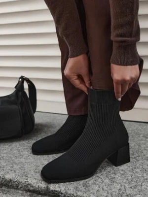 Czarne Botki z Elastyczną Cholewką za Kostkę na Geometrycznym Słupku Amori vices