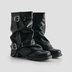 Czarne botki z odzodnymi klamrami i wywiniętą cholewką House