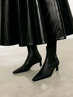 Czarne botki z wydłużonym noskiem Kazar