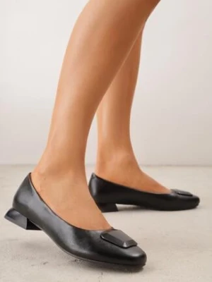 Czarne Czółenka na Niskim Obcasie z Elegancką Aplikacją i Skórzaną Wkładką Cezaline m.daszynski