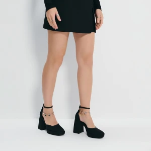 Czarne czółenka na obcasie z łańcuszkiem House