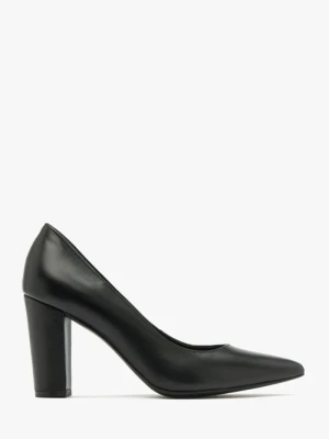 Czarne czółenka na słupku Ryłko