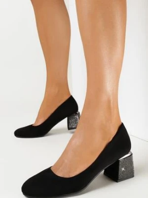 Czarne Czółenka na Słupku w Cyrkonie Dhisa