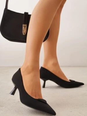 Czarne Czółenka VICES na Obcasie Kaczuszka z Aplikacją w Kształcie Trójkąta Ilereisis