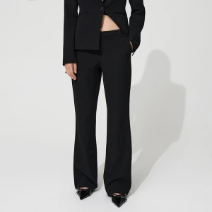 Czarne eleganckie spodnie dzwony mid waist House