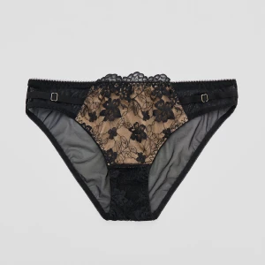 Czarne figi z koronką i ozdobnymi regulatorami House