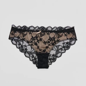 Czarne figi z koronką w kwiatowy wzór House