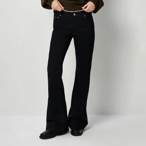 Czarne gładkie spodnie dzwony z niskim stanem House