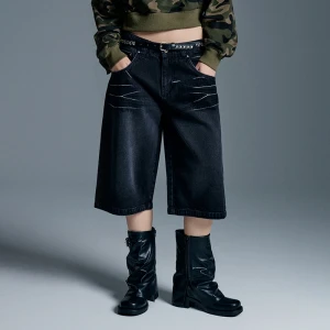 Czarne jeansowe bermudy z białymi przetarciami i nadrukiem skrzydeł na tyle House