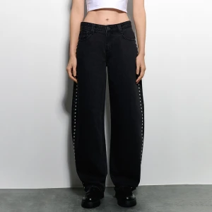 Czarne jeansy baggy barrel fit z ćwiekami House