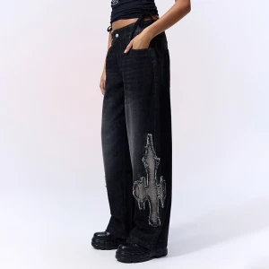 Czarne jeansy baggy fit z gotyckimi aplikacjami House