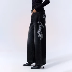 Czarne jeansy baggy fit z gotyckimi haftami House