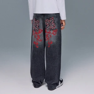 Czarne jeansy baggy fit z haftem House