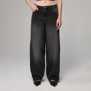 Czarne jeansy baggy fit z motywem tribal na tyle. House