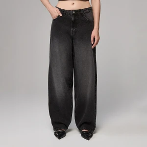 Czarne jeansy baggy fit z motywem tribal na tyle. House