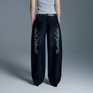 Czarne jeansy baggy fit z motywem tribal na tyle House