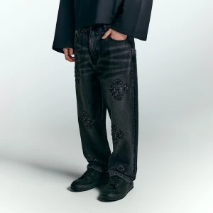 Czarne jeansy baggy fit z naszywkami w stylu gothic House