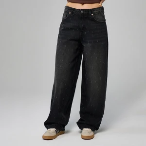 Czarne jeansy baggy fit z szarpanym wzorem House