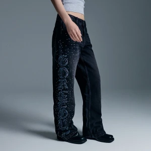 Czarne jeansy baggy straight z napisem w stylu gotyckim House