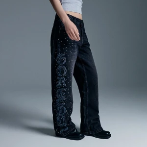 Czarne jeansy baggy straight z napisem w stylu gotyckim House