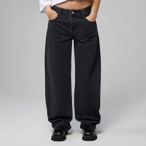 Czarne jeansy barrel fit z niskim stanem House