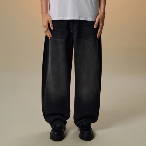 Czarne jeansy barrel fit z przetarciami House