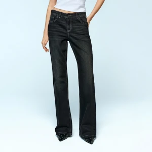 Czarne jeansy bootcut z niskim stanem House