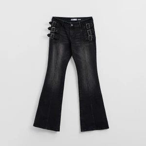 Czarne jeansy bootcut z niskim stanem i ozdobnymi klamrami House