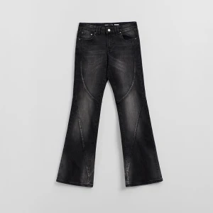 Czarne jeansy bootcut z ozdobnymi cięciami House