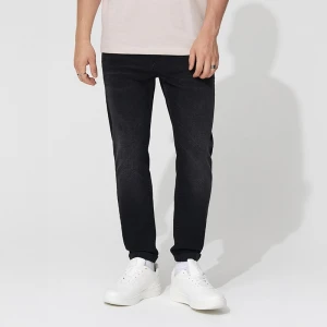 Czarne jeansy carrot fit z dodatkiem elastanu i efektem sprania House