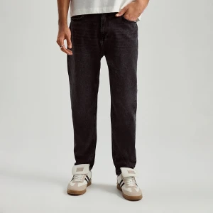 Czarne jeansy carrot fit z efektem sprania House