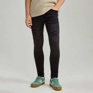 Czarne jeansy carrot fit z efektem sprania i przetarciami House