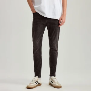 Czarne jeansy carrot fit z mocnym efektem sprania House