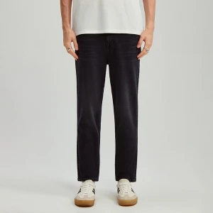 Czarne jeansy carrot fit z przetarciami House