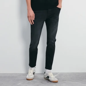 Czarne jeansy carrot slim fit z elastycznej tkaniny House