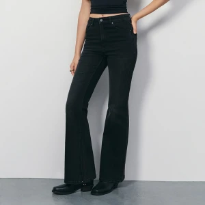 Czarne jeansy dzwony mid waist z rozciętymi nogawkami House