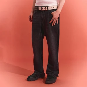 Czarne jeansy flare z efektem sprania. House