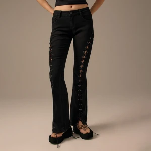 Czarne jeansy dzwony z wiązaniami na nogawkach House