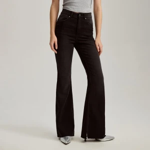 Czarne jeansy dzwony z wysokim stanem House