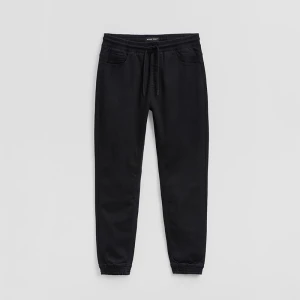 Czarne jeansy jogger z regulowanym pasem House